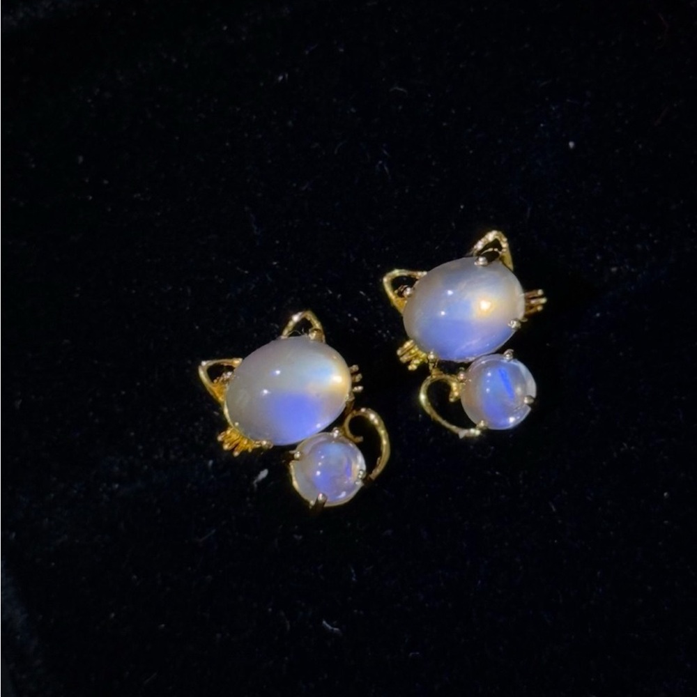 New Natural Moon stone cat design earrings in 18k solid gold with lab certificat